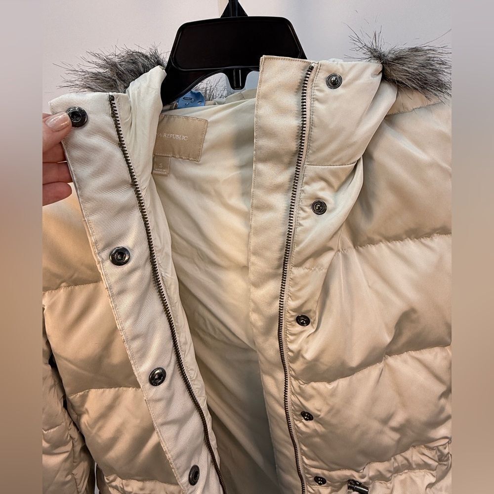 Banana Republic Women's Cream Puffer Jacket with Faux Fur Hood XS - Picture 2 of 9